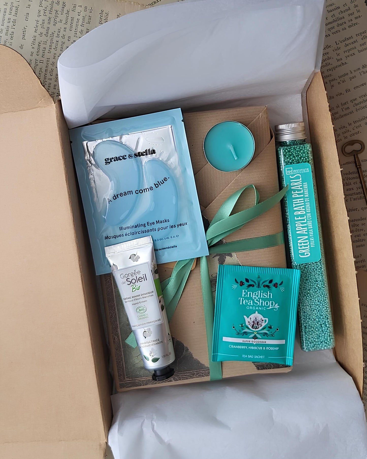 Box lecture turquoise Mystery Moment – Livre mystère, masque yeux hydratant, crème main bio, thé cranberry et perles de bain