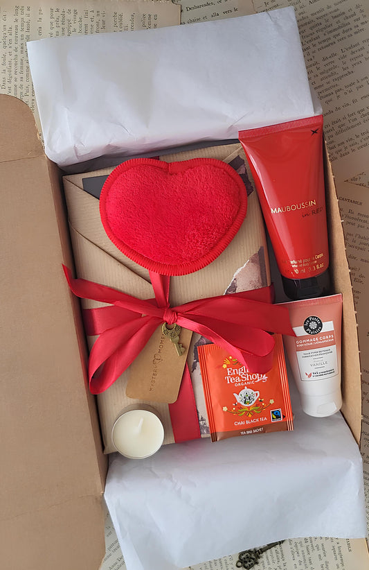 Box lecture rouge Mystery Moment – Livre mystère, produits soin et thé chai pour un moment cocooning
