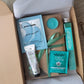 Box lecture turquoise Mystery Moment – Livre mystère, masque yeux hydratant, crème main bio, thé cranberry et perles de bain
