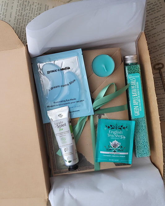 Box lecture turquoise Mystery Moment – Livre mystère, masque yeux hydratant, crème main bio, thé cranberry et perles de bain
